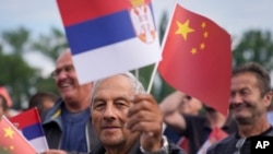O mare mulțime de oameni l-a întâmpinat la Belgrad pe președintele Chinei, Xi Jinping. El și omologul său sârb, Aleksandar Vucici, au reafirmat prietenia „de neclintit” dintre cele două state. 