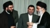 Udhëheqësi suprem i Iranit, Ayatollah Ali Khamenei (djathtas), mirëpret sekretarin e Përgjithshëm të Hezbollahut, Hassan Nasrallah, në zyrën e tij në Teheran, në korrik të vitit 2000.