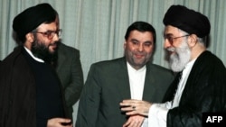 Udhëheqësi suprem i Iranit, Ayatollah Ali Khamenei (djathtas), mirëpret sekretarin e Përgjithshëm të Hezbollahut, Hassan Nasrallah, në zyrën e tij në Teheran, në korrik të vitit 2000.