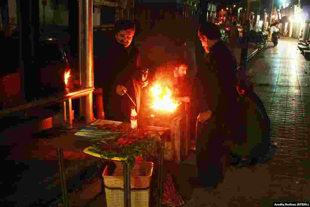 Küçədə səyyar kababçı.