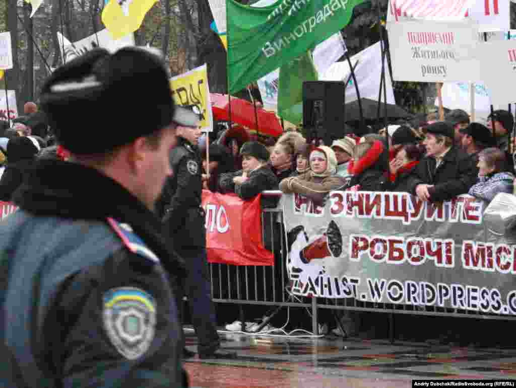 Близько 2 тисяч підприємців зібрались біля будинку Верховної Ради з вимогою не допустити ухвалення Податкового кодексу. 