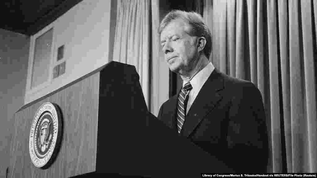 Jimmy Carter amerikai elnök új szankciókat jelent be Irán ellen az amerikai túszejtés megtorlásaként a washingtoni Fehér Házban 1980. április 7-én. Elnöksége idejére esett az iráni túszdráma, amikor&nbsp;1979. november 4-én Iránban Ruholláh Homeini követői megrohamozták az Amerikai Egyesült Államok teheráni nagykövetségét, és túszul ejtettek hatvanhárom amerikai állampolgárt