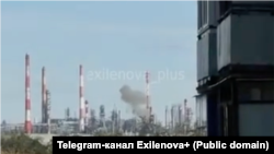 Orsk şəhərində neft emalı zavoduna dron hücumu. (Arxiv)