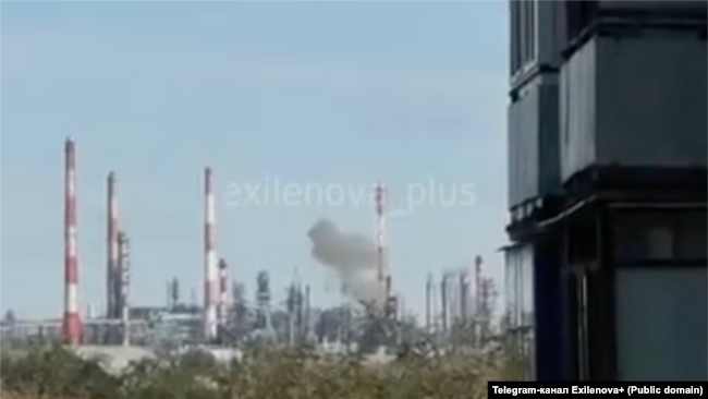 Orsk şəhərində neft emalı zavoduna dron hücumu. (Arxiv)