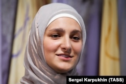 აიშატ კადიროვა თავისი მოდის სახლის, Firdaws-ის მაღაზიის გახსნაზე მოსკოვის სავაჭრო ცენტრში, 2019 წ.