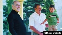 Heydər Əliyev oğlu və nəvəsiylə birlikdə 