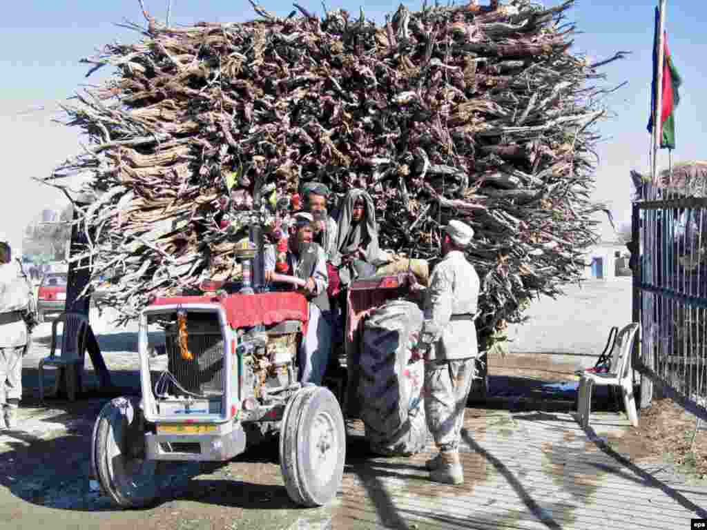 Avganistan - Kako pretražiti traktor - Ovaj se vojnik našao u nemogućoj situaciji da pretraži traktor na granici Chaman, izmedju Avganistana i Pakistana. 