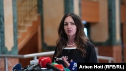 Shefja e Grupit Parlamentar të LVV-së, Arbërie Nagavci, duke folur për mediat.