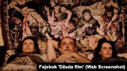 Organizatorët konfirmuan se ndodhi një “situatë e pakëndshme” dhe se shfaqja e filmit u ndërpre.