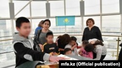 Ирактан қайтарылған балаларды туыстарына тапсыру шарасы. 