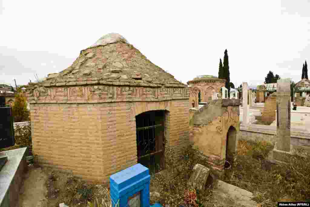 Ozanlar məzarlığı. Qədim və yeni məzarlar.