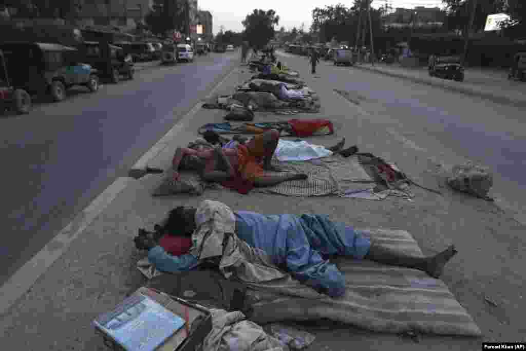 &nbsp;Laborers sleep in the open on a hot summer morning in Karachi, Pakistan. (AP/Fareed Khan)