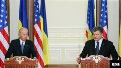 Президент України Петро Порошенко та віце-президент США Джозеф Байден під час брифінгу у Києві. 7 грудня 2015 року