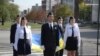 У Міжнародний день миру київські школярі отримали прапор із зони бойових дій