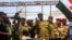 Членове на военния съвет, който организира преврата, присъстват на митинг на стадион в столицата Ниамей на 6 август