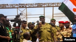 Članovi vojnog vijeća koje je izvelo puč u Nigeru na mitingu na stadionu u Niameyu, Niger, 6. augusta