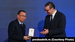 Ordenom srpske zastave trećeg stepena odlikovan je bivši predsednik HBIS grupe Ju Jong. U njegovo ime, orden je primio Đin Baočang, direktor kompanije HBIS koja upravlja Železarom u Smederevu.