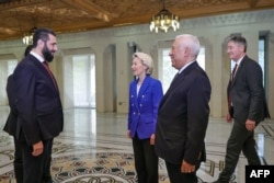 Президент Сирии Ахмед аш-Шараа встречает председателя Европейского совета Антонио Кошту (второй справа) и главу Европейской комиссии Урсулу фон дер Ляйен в Народном дворце в Дамаске. 9 января 2026 года