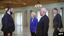 Сириянын убактылуу президенти Ахмад аш-Шараа жана Еврокомиссиясынын төрайымы Урсула фон дер Ляйен, Еврокеңештин төрагасы Антониу Кошта.  