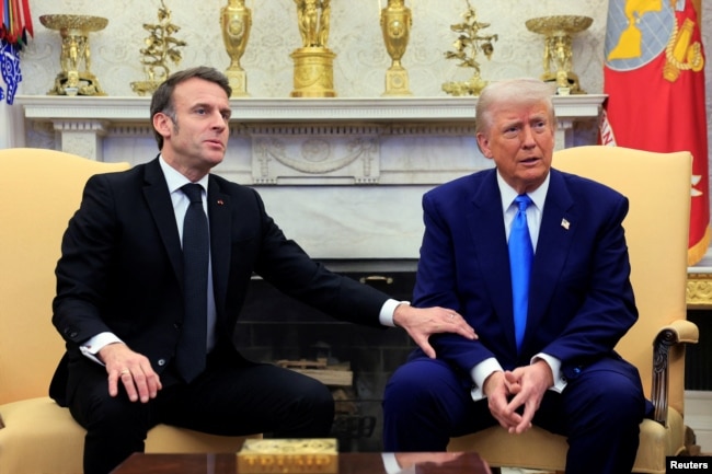 Tổng thống Pháp Emmanuel Macron và Tổng thống Hoa Kỳ Donald Trump gặp nhau tại Nhà Trắng vào ngày 24 tháng 2.