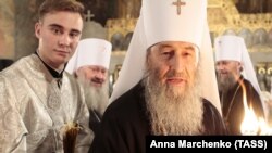 Onufrij metropolita, az ukrán ortodox egyház (Moszkvai Patriarchátus alá tartozó ágának) feje (elöl) gyertyákat gyújt a Jeruzsálemből érkezett szent tűzből a kijevi Pecserszk Lavra-kolostorban a húsvét előestéjén tartott szertartáson Kijevben 2021. május 1-jén