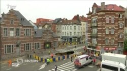 Дар маркази Брюсел як бахши роҳ фурӯ рафт