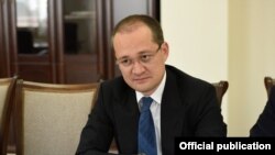 Комил Алламжонов, работавший пресс-секретарем президента Узбекистана Шавката Мирзияева, ныне глава агентства информации и массовых коммуникаций Узбекистана.