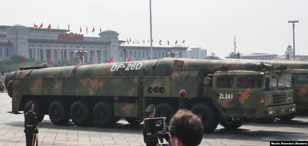 Një raketë Dongfeng-26D gjatë paradës në Pekin të mbajtur në shtator.Kina ka zhvilluar raketa, përfshirë Dongfeng-26 që ka kapacitet bërthamor, të cilat raportohet se mund të arrijnë deri në Guam, një tjetër ishull në Paqësor pranë Tinianit, ku Amerika ka baza të mëdha detare dhe ajrore. Një rrjet i shpërndarë i objekteve ushtarake do t’i mundësonte SHBA-së të transferonte fuqinë ajrore nëpër një sërë bazash.