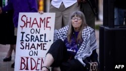 „Rușine Israel. Rușie Biden”, proclamă o protestatară la Universitatea Californiei de Sud din Los Angeles, la 7 mai. Orientul Mijlociu a fost mereu o temă de politică externă cu capcane pentru președinții americani. Joe Biden se convinge de acest adevăr chiar în aceste zile. 