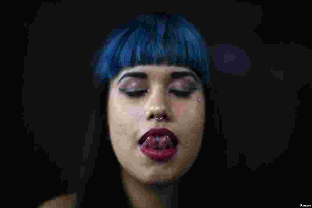 Luciel haçalanmış dilini göstərir