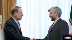 The EU's Javier Solana (left) and Iran's Jalili in Tehran on July 4