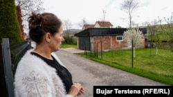 Lumnije Bunjaku sheh oborrin e shtëpisë ku punonte në kohën e lirë burri i saj.