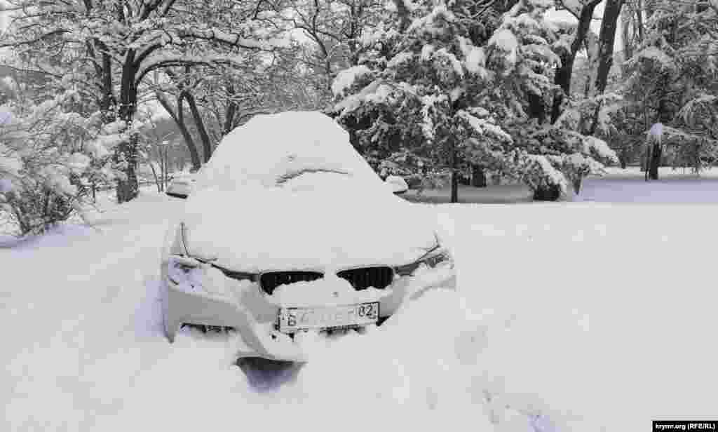 Автомобиль замело снегом в Симферополе