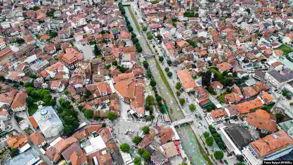 Fotografi e Lumëbardhit, që kalon përmes qytetit të Prizrenit.&nbsp;
