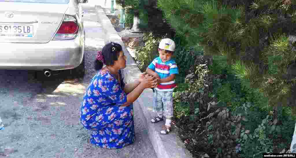 Çagasyny gezelenje çykaran ene