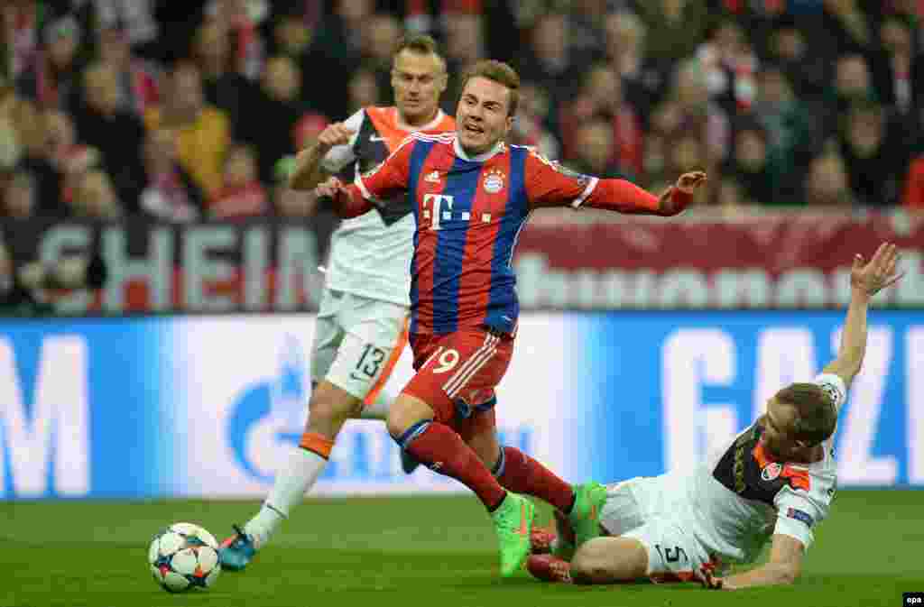 Olexandr Kucher (Sağda) Mario Goetze ilə mübarizə zamanı