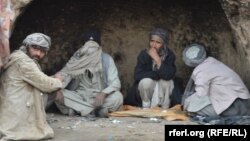 ارشیف، په کندز کې د افغان معتادینو یو انځور