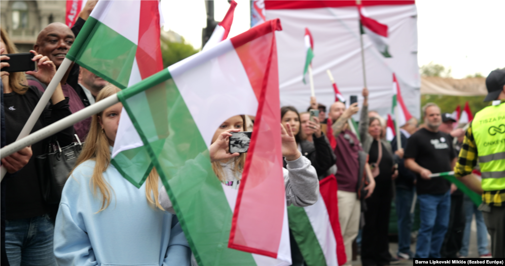 A Hősök terére érve a résztvevőknek Rost Andrea énekelt, Kolnai Kovács Gergely Márai-verset szavalt, majd Magyar Péter beszéde következett