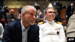 Роман Абрамович (слева на переднем плане)