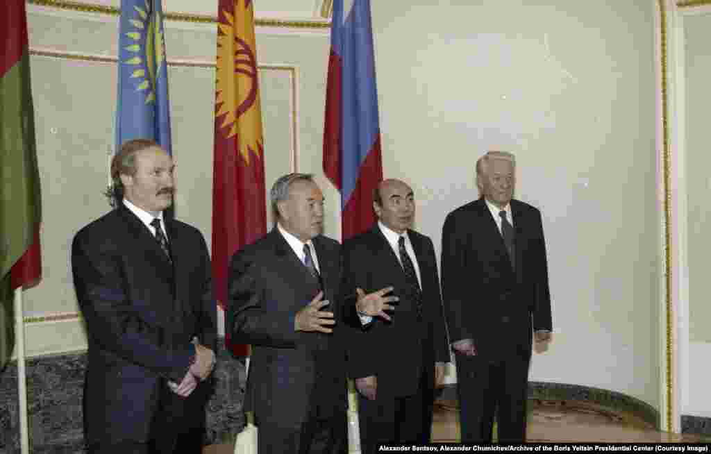 A meeting between presidents Alyaksandr Lukashenka of Belarus, Nursultan Nazarbaev​ of Kazakhstan, Askar Akaev of Kyrgyzstan, and Yeltsin (left to right) in Moscow in October 1997.&nbsp;&nbsp; &nbsp; 