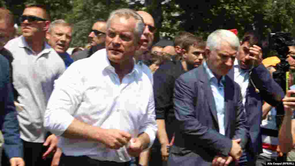 Liderul PD, Vlad Plahotniuc, printre demonstranții adunați de democrați care se îndreptau spre sediul Președinției R. Moldova.