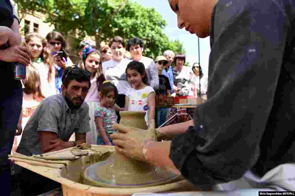 მაყურებლის თვალწინ იქმნება თიხის მორიგი შედევრი.