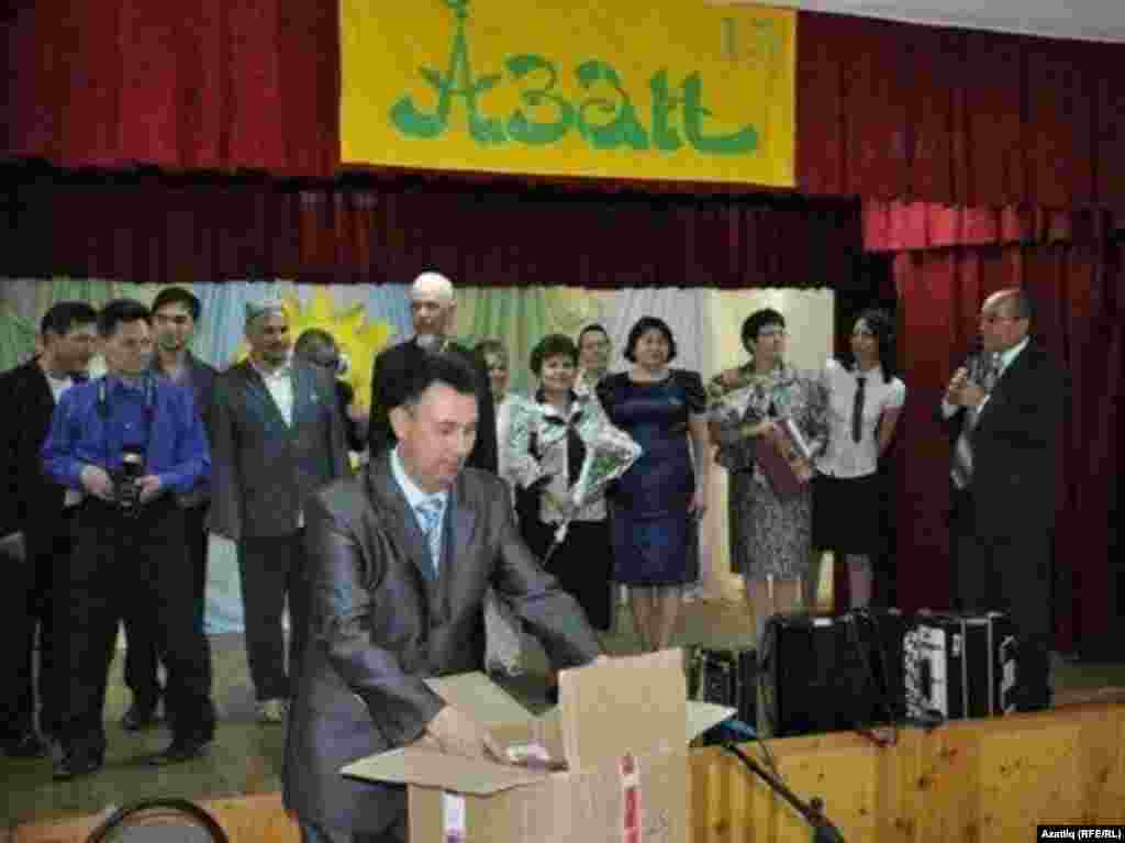 Сәхнәдә "Азан"ның иҗади дуслары