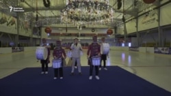 Эски ырларды барабандын коштоосунда ырдаган Жумабеков