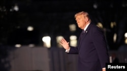 Președintele SUA, Donald Trump, salută la sosirea sa din Florida la Casa Albă. Washington, D.C., SUA, 9 martie 2026.