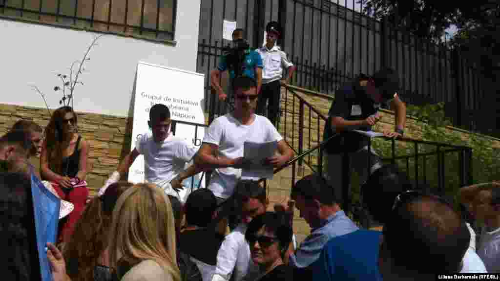 Consulatul este asaltat de sute de tineri care vor să studieze în România.