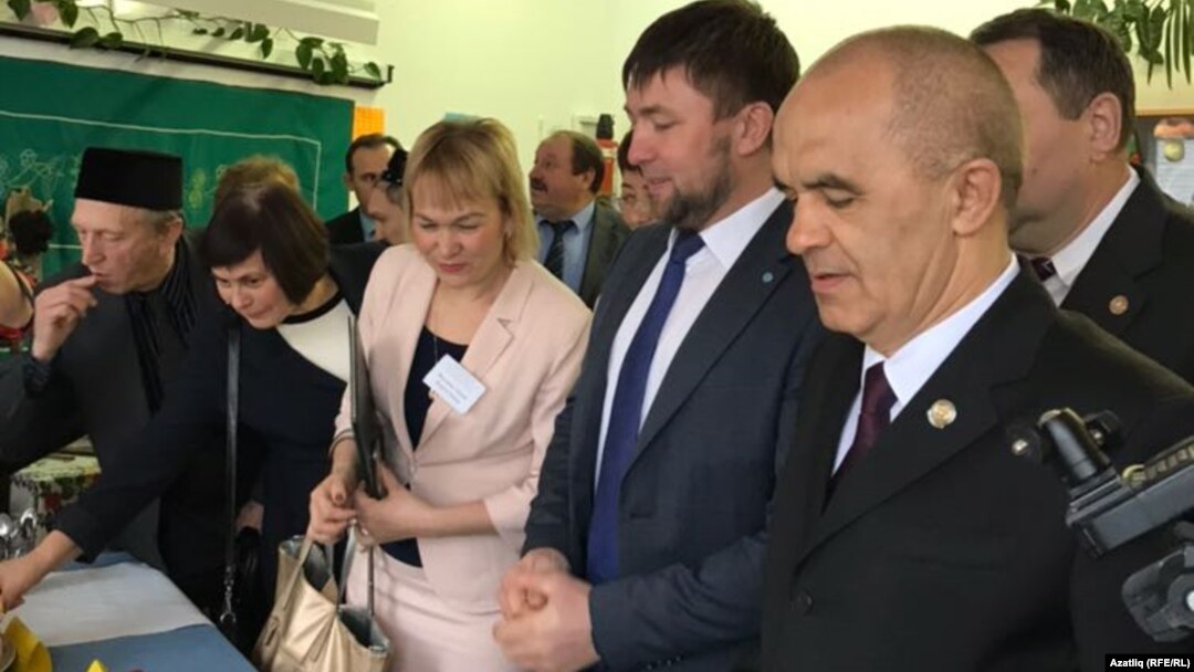Татарстан мәгариф һәм фән министры Энгел Фәттахов (у) Курган өлкәсе Кызылбай авылы мәктәбендә күргәзмә белән таныша