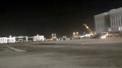 Diňle: Arkadagdaky gurluşyklarda agyr şertler, aýlyk tölenmezligi işçileri işden çykmaga mejbur edýär - çeşmeler