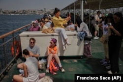Banorë dhe turistë duke udhëtuar me traget drejt Ishullit të Princave, më 24 maj 2025.