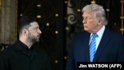 Володимир Зеленски (вляво) и Доналд Тръмпо разговарят преди началото на срещата им в имението на американския президент в щата Флорида, 28 декември 2025 г.